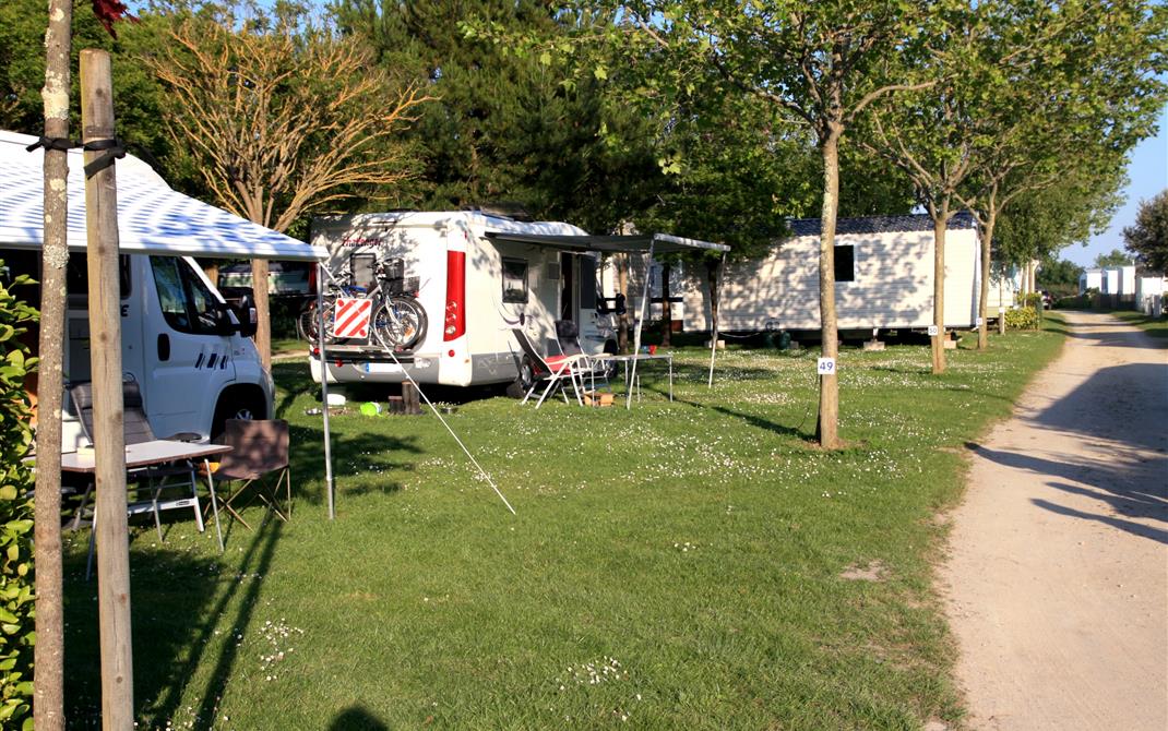 Camping Locmariaquer : Les emplacements pour camping-car, caravane, tente au camping de la tour - Camping de La Tour - Locmariaquer