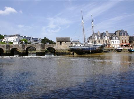 Camping Locmariaquer  proche Auray et le port de Saint-Goustan - Camping de La Tour - Locmariaquer