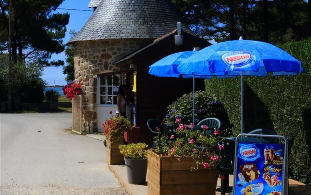 Camping Locmariaquer  : le snack du camping de la tour vous propose des glaces, frites, dépôt de pain, journaux et petite épicerie - Camping de La Tour - Locmariaquer