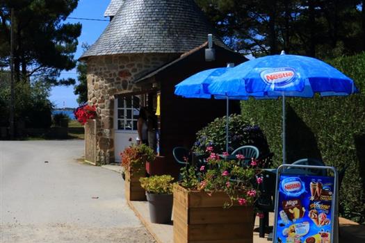 Camping Locmariaquer  : le snack du camping de la tour vous propose des glaces, frites, dépôt de pain, journaux et petite épicerie - Camping de La Tour - Locmariaquer