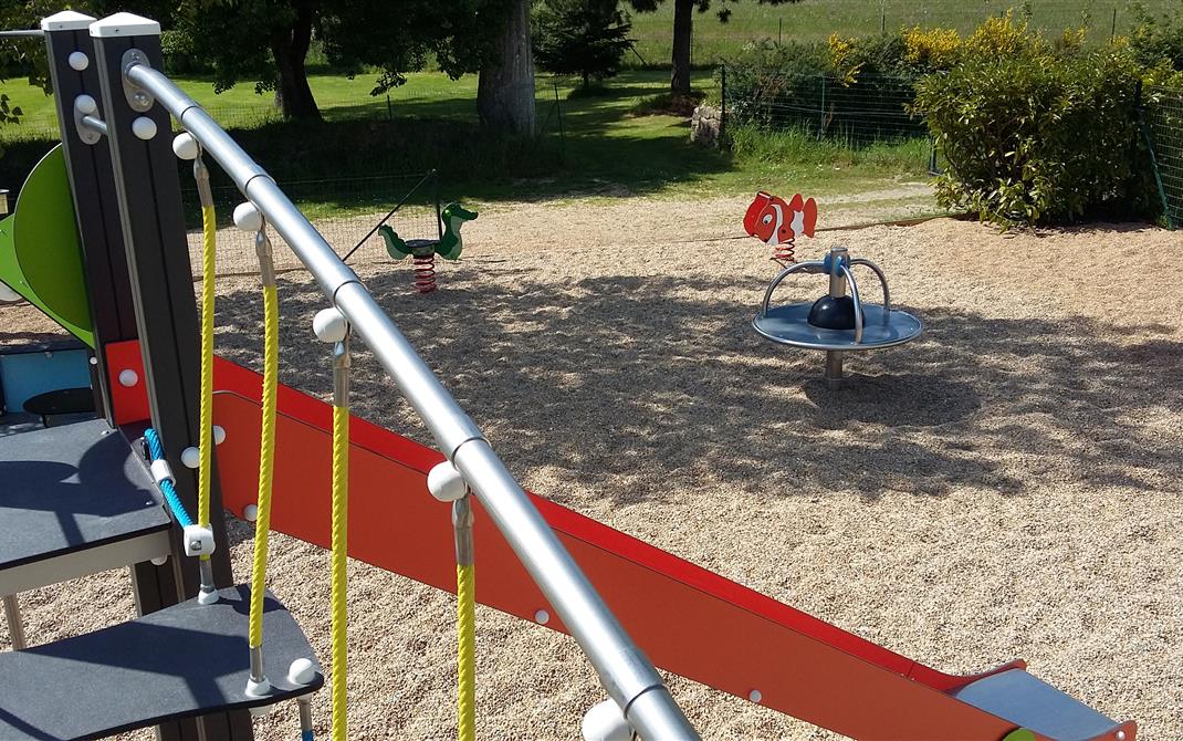 Camping Locmariaquer - aire de jeux enfants avec toboggan - Camping de La Tour - Locmariaquer
