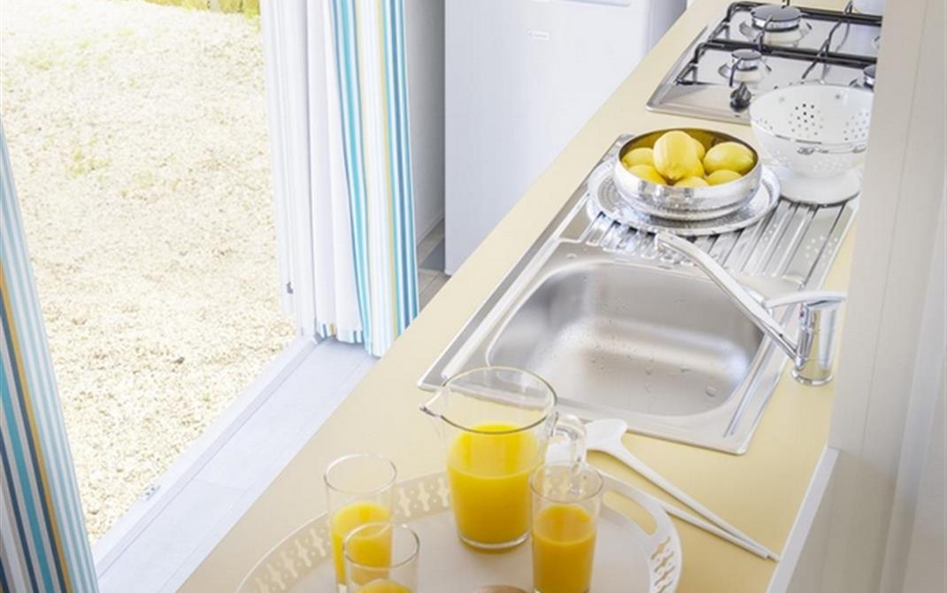 Camping Locmariaquer - Kitchenette ouverte sur la terrasse pour ce Mobil-home 2 chambres lumineux - Camping de La Tour - Locmariaquer