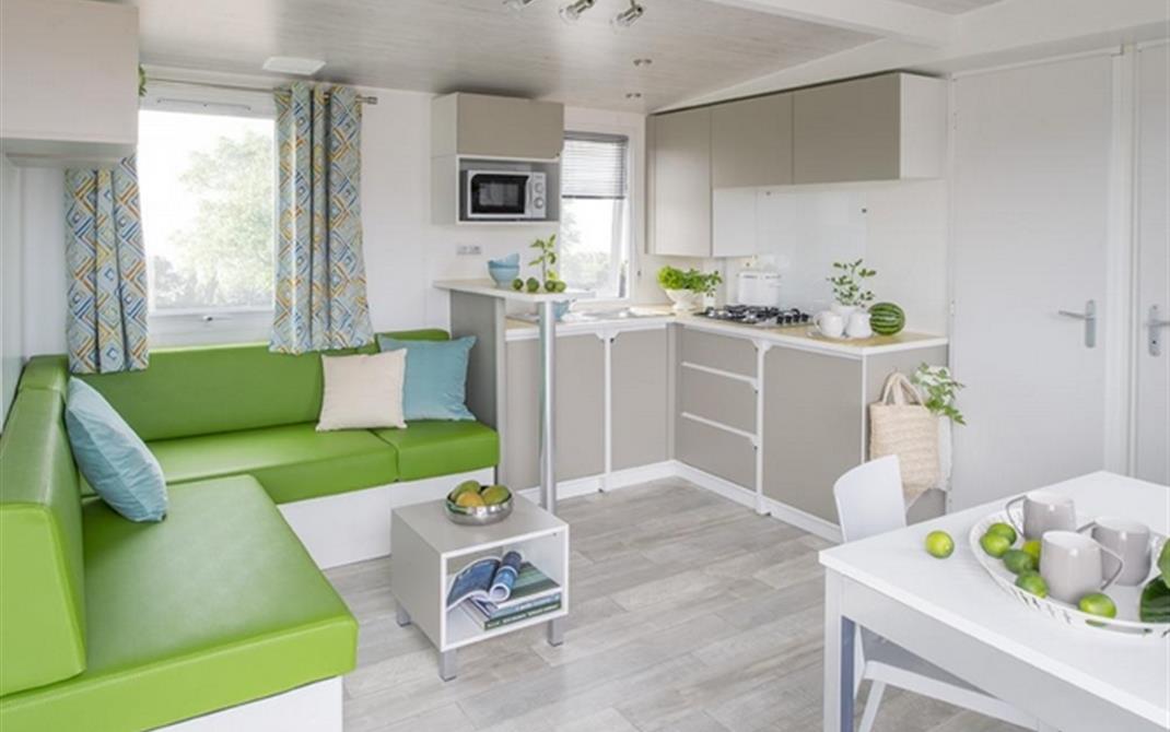Camping Locmariaquer Grand espace de vie pour ce salon cuisine salle à manger - Camping de La Tour - Locmariaquer