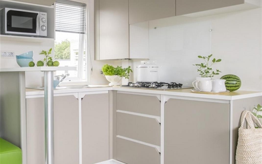 Camping Locmariaquer Coin cuisine location mobil-home 2 chambres Grand-Conf. en bretagne sud sur la baie de quiberon - Camping de La Tour - Locmariaquer