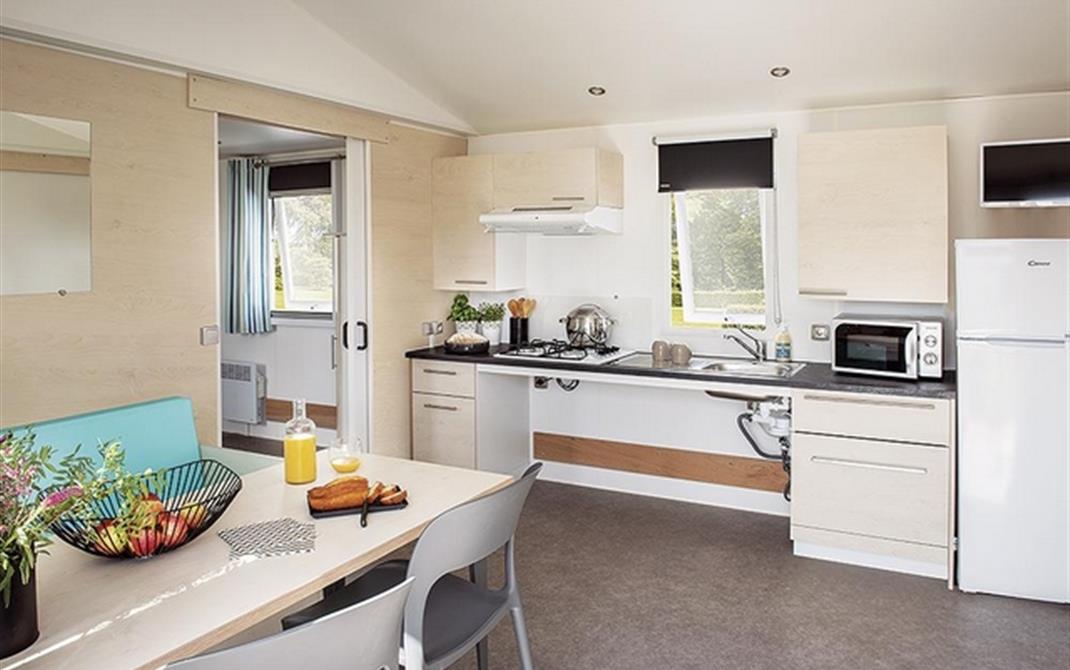 Camping Locmariaquer Coin cuisine dans Mobil-Home pour PMR  - Camping de La Tour - Locmariaquer