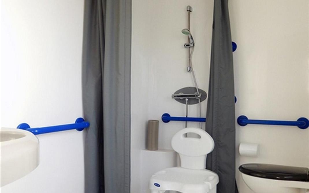 Camping Locmariaquer PMR 2019 SDB et WC - Camping de La Tour - Locmariaquer