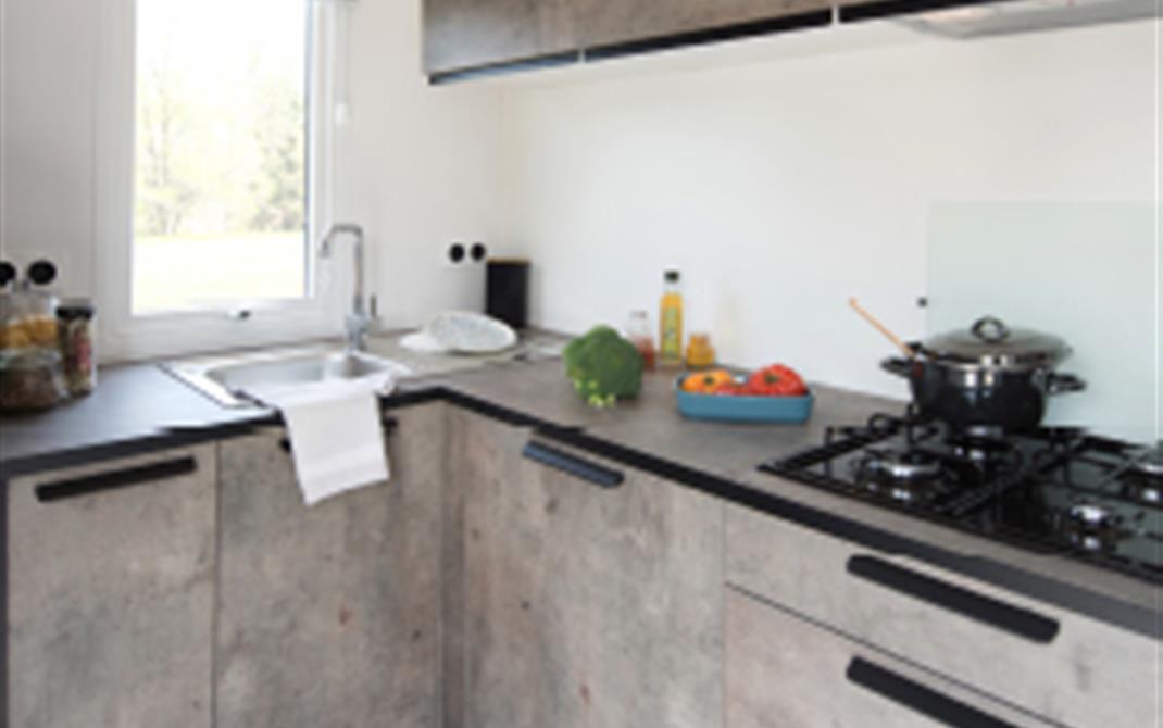 Camping de la Tour Locmariaquer - Cuisine pratique dedans dehors Mobil home 2 chambres Grand Confort 2020  - Camping de La Tour - Locmariaquer