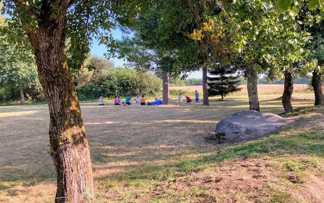 Locmariaquer - En pleine nature pour une séance de Yoga avec Elisabeth Piquet - Camping de La Tour - Locmariaquer