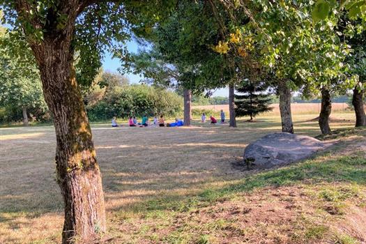 Locmariaquer - En pleine nature pour une séance de Yoga avec Elisabeth Piquet - Camping de La Tour - Locmariaquer