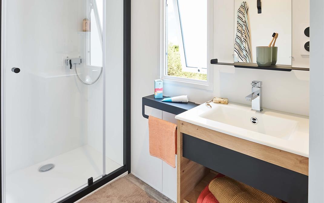 Salle de bain avec une belle douche 80*100 cm - Camping de La Tour - Locmariaquer