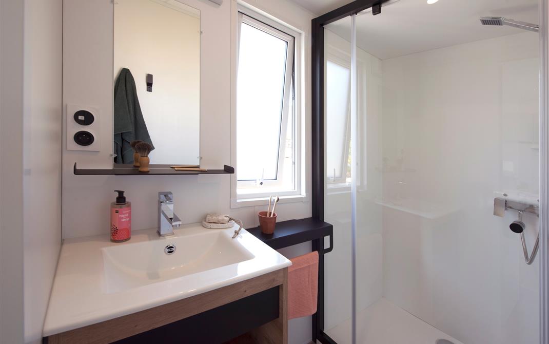 SDB avec une grande douche 80*100 - Camping de la Tour - Camping de La Tour - Locmariaquer